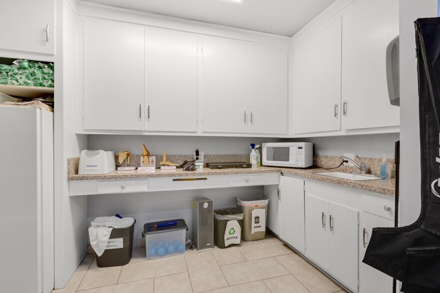 More Photos Of 10738 Riverside Dr, North Hollywood Medical For Lease