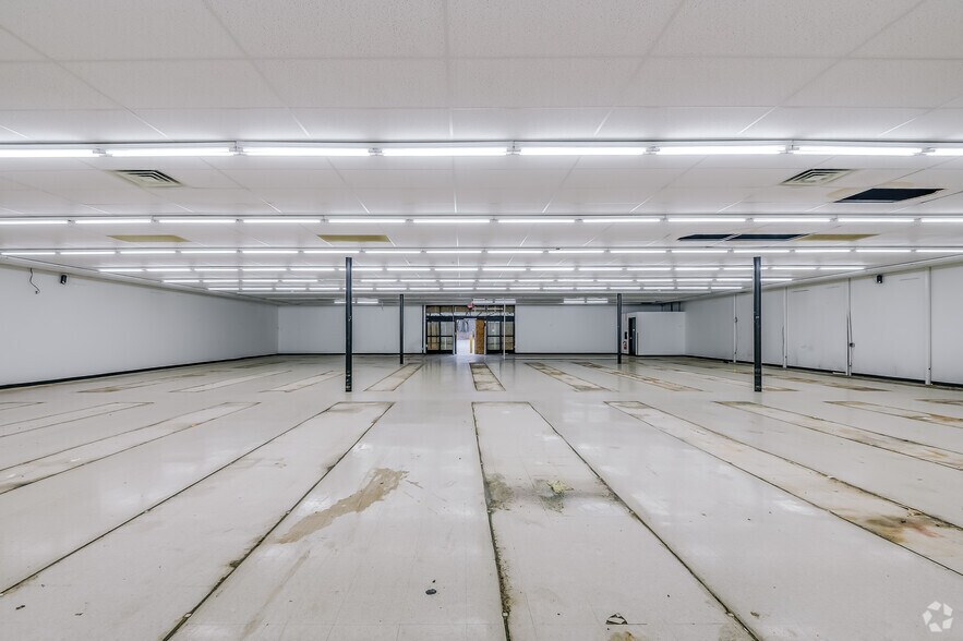 More Photos Of 1300 E Locust St, Milwaukee Convenience Store For Sale