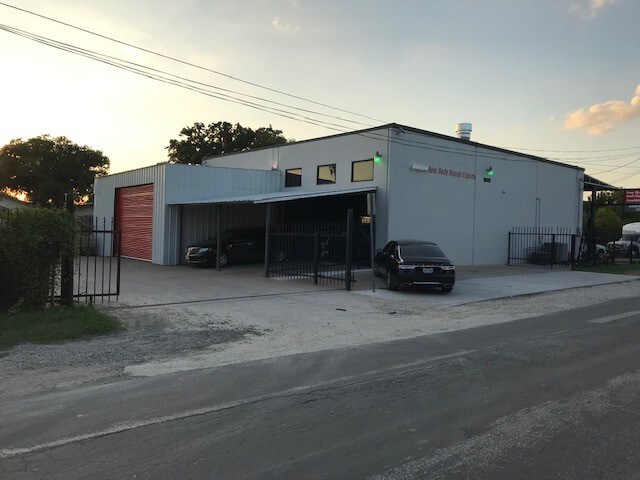 Primary Photo Of 11211 Ables Ln, Dallas Flex For Lease