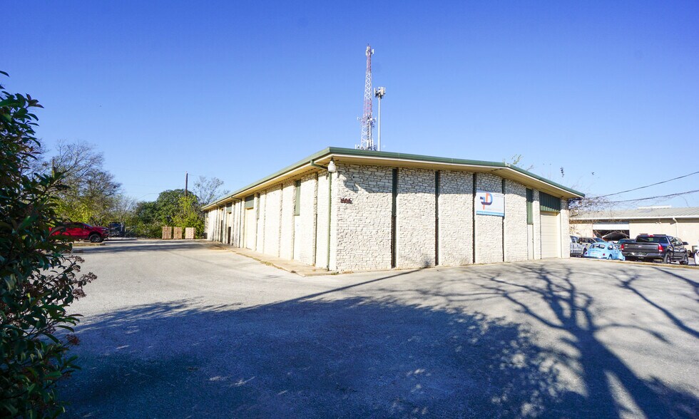 More Photos Of 1500 Chisholm Trail Rd, Round Rock Warehouse For Lease