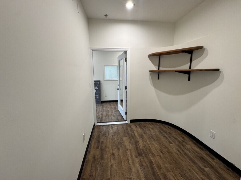 Primary Photo Of 4922 Port Royal Rd, Spring Hill Showroom For Lease
