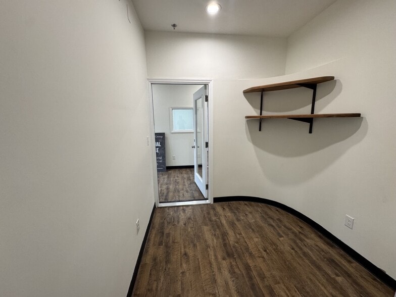 More Photos Of 4922 Port Royal Rd, Spring Hill Showroom For Lease