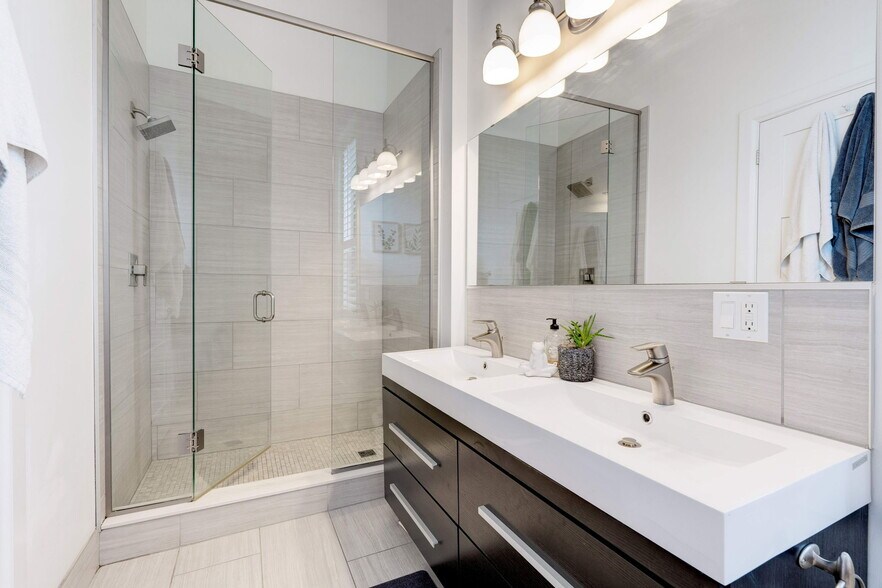 More Photos Of 205 King St E, Hamilton Storefront Retail Residential For Sale