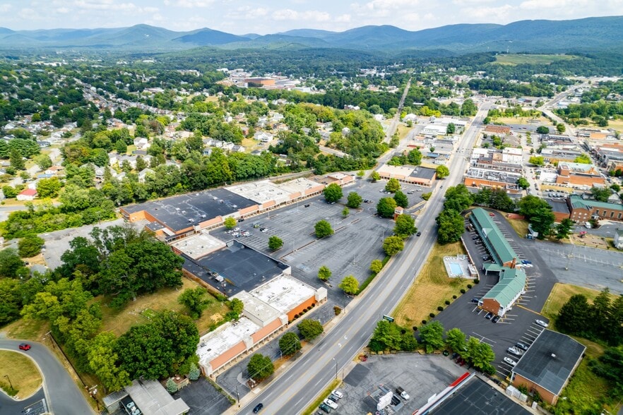 More Photos Of 801-901 W Broad St, Waynesboro Unknown For Lease