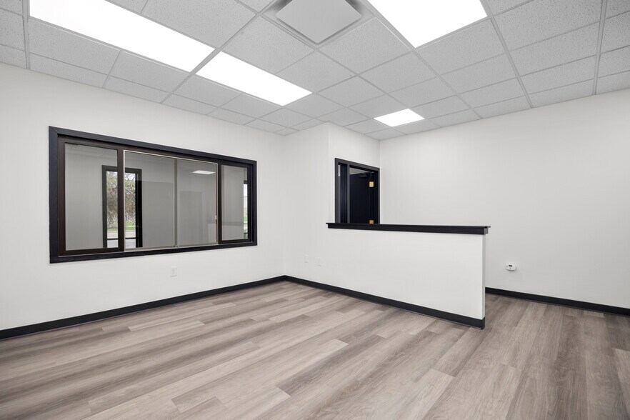 More Photos Of 9941 York Theta Dr, North Royalton Service For Lease