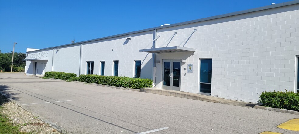 More Photos Of 2160 Colonial Blvd, Fort Myers Medical For Lease
