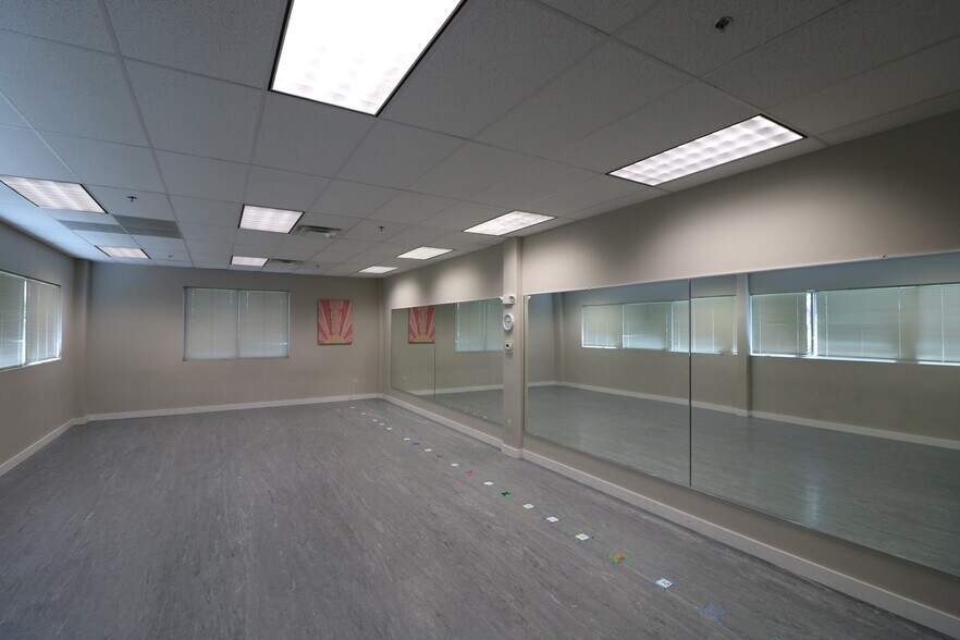 More Photos Of 425 Commerce Dr, Fort Washington Office For Lease