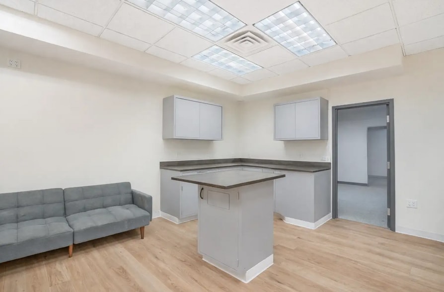 More Photos Of 837 Mannheim Rd, Bellwood Showroom For Sale