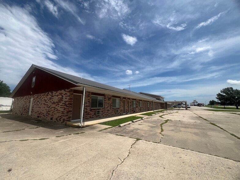 More Photos Of 2010 E Main St, Lamoni Hotel For Sale