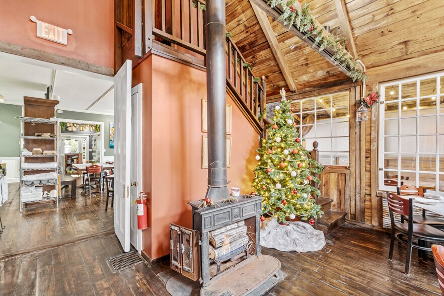 More Photos Of 925 10th St, Port Royal Restaurant For Sale