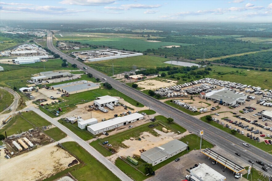 More Photos Of 2305 N Main St, Cleburne Flex For Sale