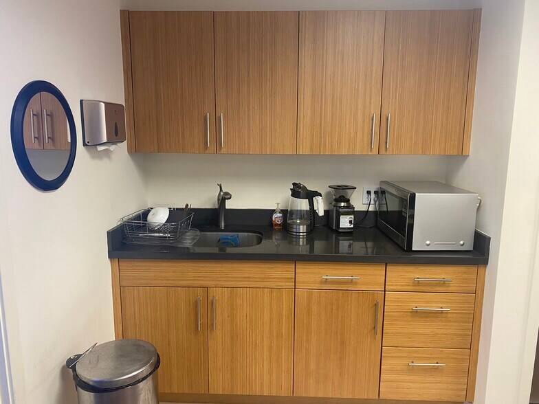 More Photos Of 400 Evelyn Ave, Albany Medical For Lease