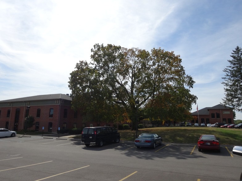 More Photos Of 435-437 E Main St, Greenwood Office For Lease