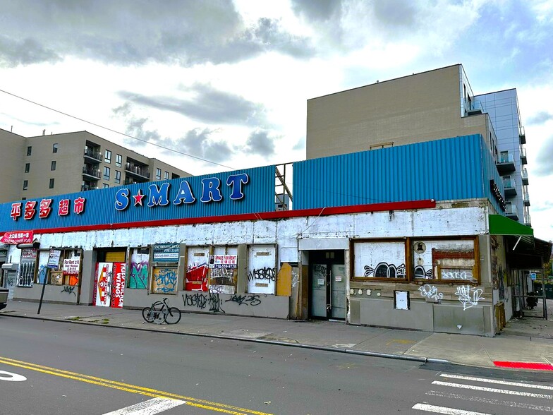 Primary Photo Of 8202 45th Ave, Elmhurst Supermarket For Lease