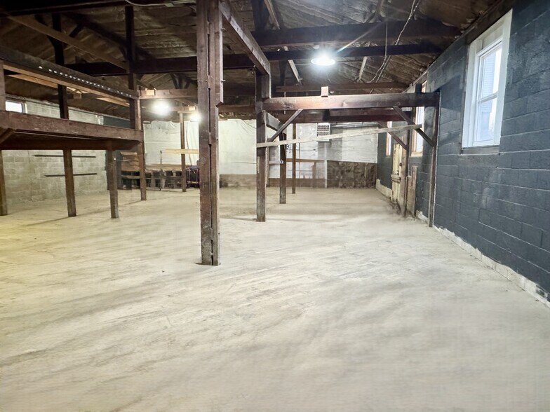 More Photos Of 16 E Bridge St, Spring City Warehouse For Lease