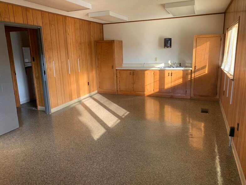 More Photos Of 1321 US Hwy 41 N, Calhoun Office For Lease