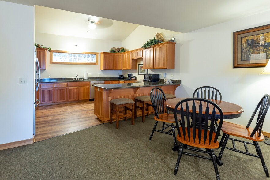 More Photos Of 41-45 Lakeshore Dr, Sagle Hotel For Sale