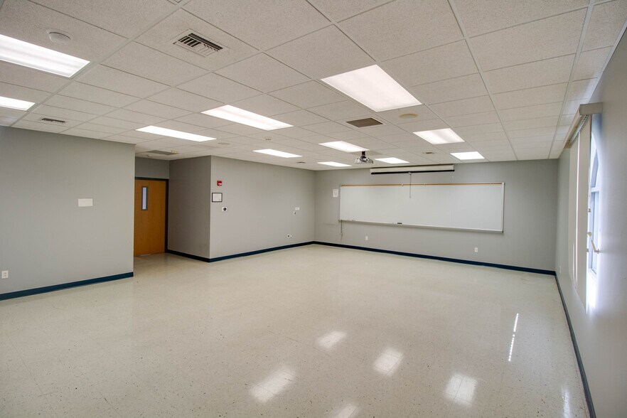 More Photos Of 18400 Shipman Rd, Carlinville Schools For Sale