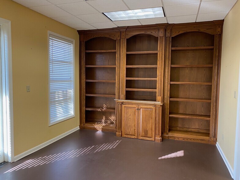 More Photos Of 84 Clark Blvd, Tupelo Office For Lease