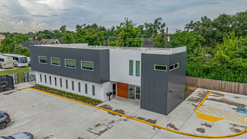 More Photos Of 2535 North Fwy, Houston Office For Lease