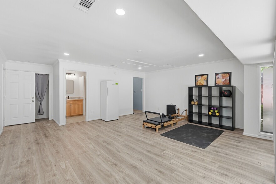 More Photos Of 12319 Scyrus Ln, Houston Office For Sale