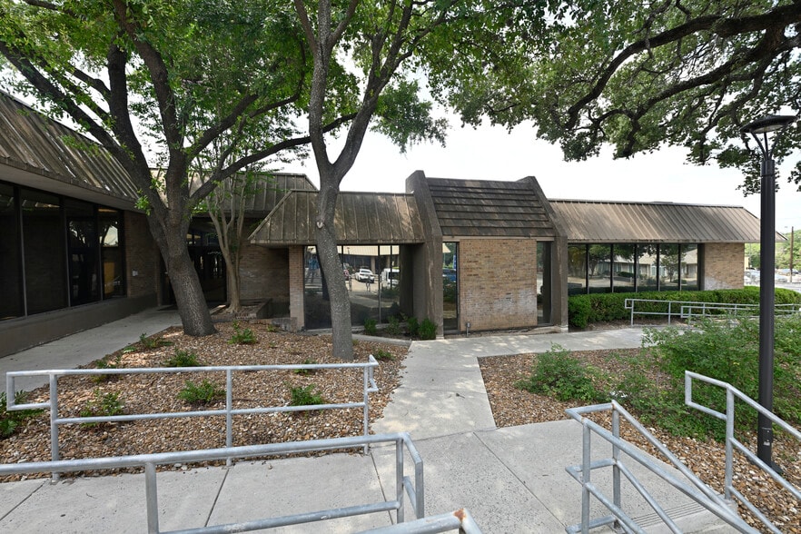 More Photos Of 4203-4211 Gardendale St, San Antonio Office For Lease