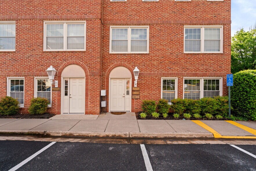 More Photos Of 9668-9683 Main St, Fairfax Medical For Lease