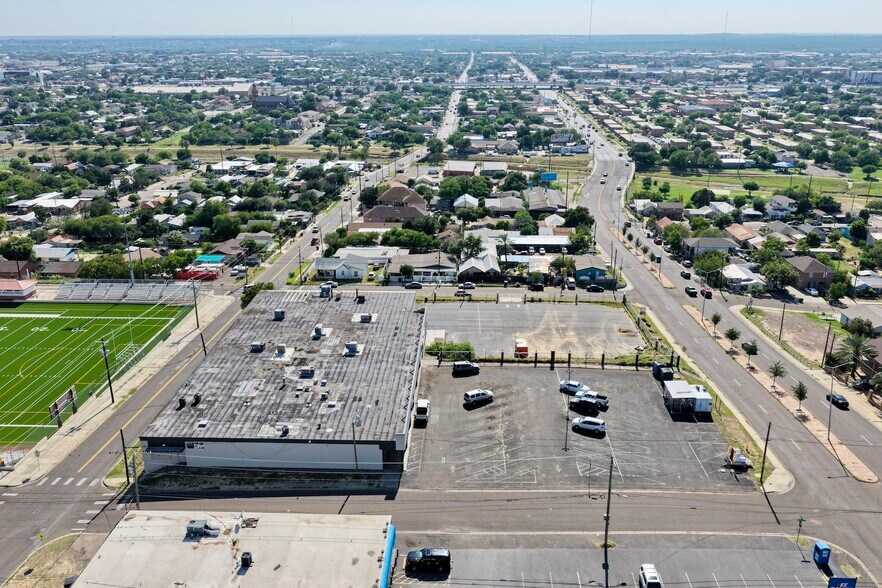 More Photos Of 201 E Clark Blvd, Laredo Storefront For Lease