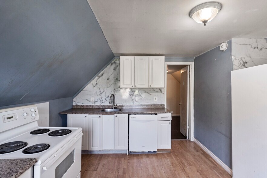 More Photos Of 541 Aylmer St N, Peterborough Apartments For Sale