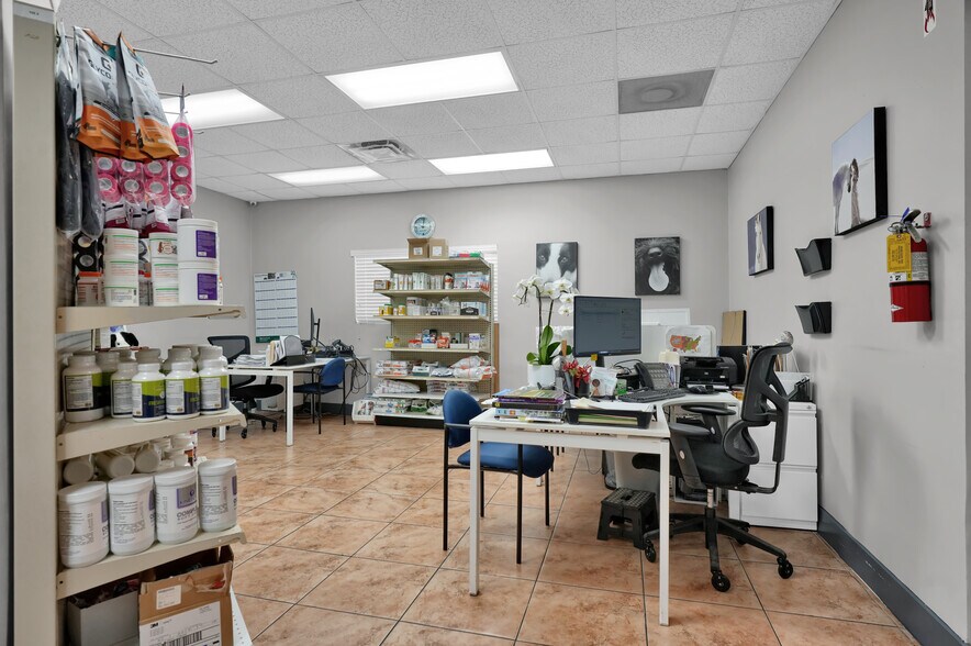 More Photos Of 8111-8119 NW 33rd St, Miami Warehouse For Sale