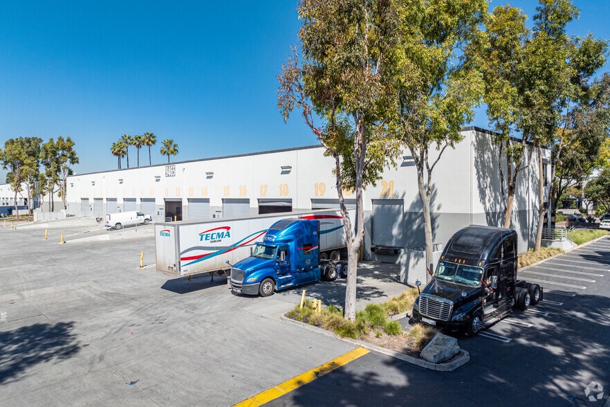 More Photos Of 9465 Customhouse Plz, San Diego Warehouse For Lease