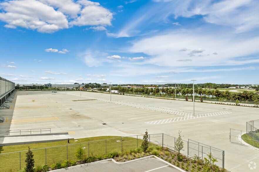 More Photos Of 700 S Kings Hwy, Fort Pierce Distribution For Lease