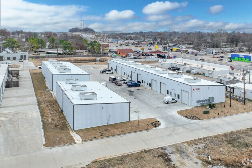 More Photos Of 1050 N Birch Ave, Broken Arrow Flex For Sale