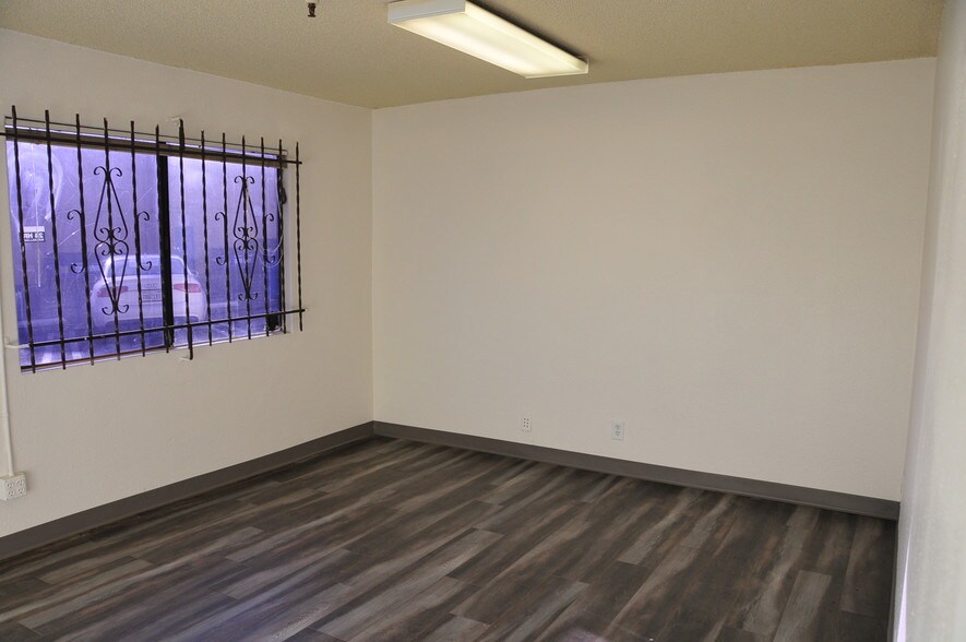 More Photos Of 20918-20928 Osborne St, Canoga Park Warehouse For Lease