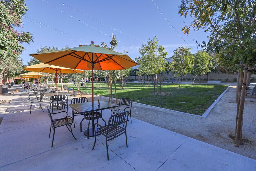 More Photos Of 8420-8440 Balboa Blvd, Northridge Storefront For Lease