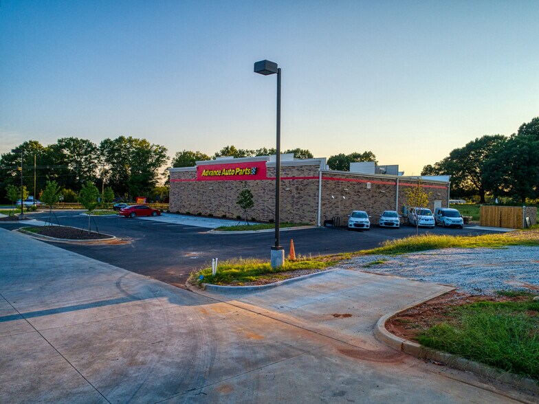 More Photos Of 690 River Highway Unit #3, Mooresville Freestanding For Sale
