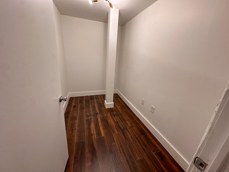 More Photos Of 2709 Westerville Rd, Columbus Light Manufacturing For Sale