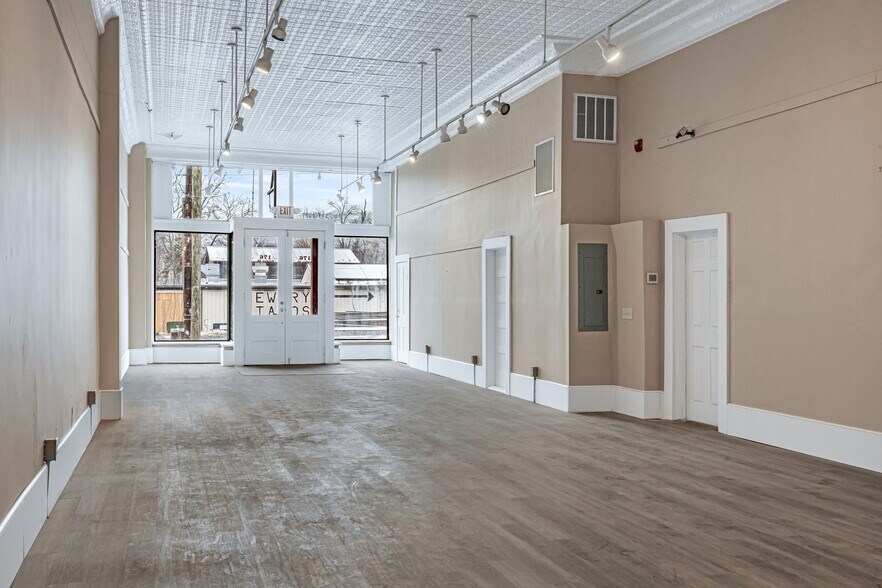 More Photos Of 24 #3 South Andrews Ave, Hot Springs Office For Sale