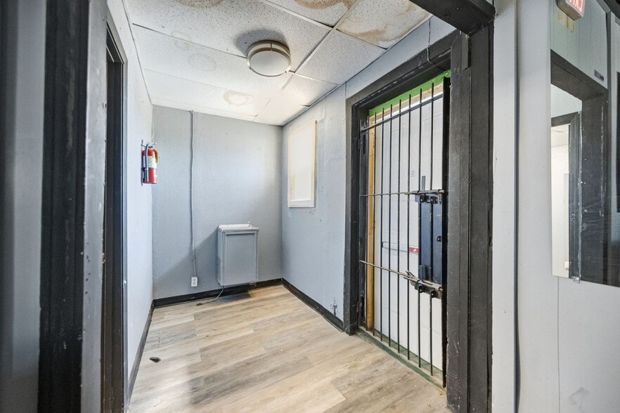 More Photos Of 2600 N Florissant Ave, Saint Louis Flex For Sale