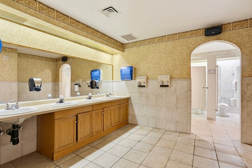 More Photos Of 505 Jermor Ln, Westminster Restaurant For Lease