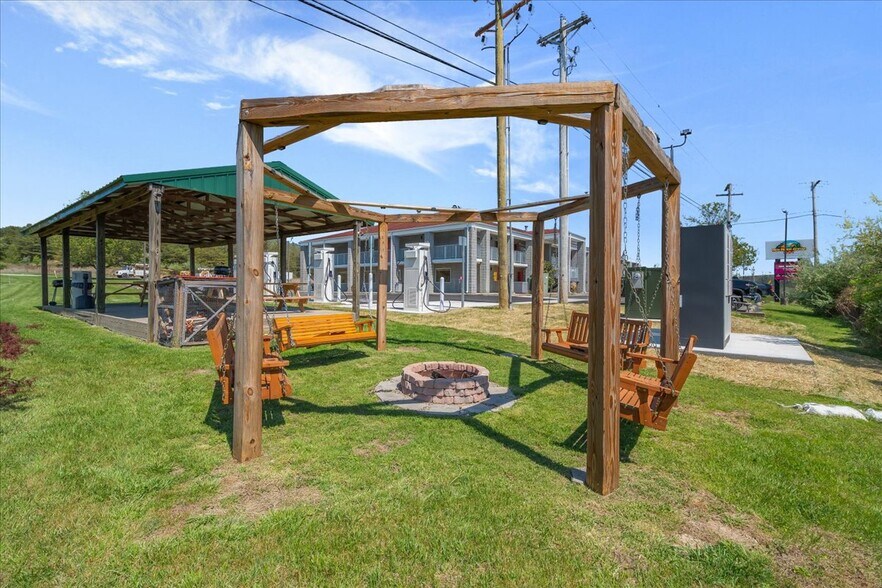 More Photos Of 182 Quillen Chapel Service Rd, Campton Hotel For Sale