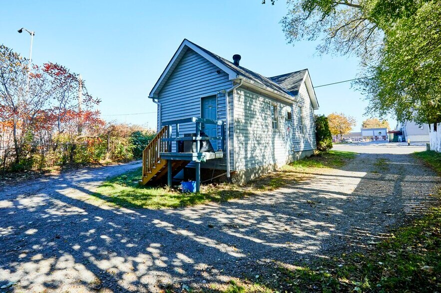 More Photos Of 562 Simcoe St S, Oshawa Storefront For Sale