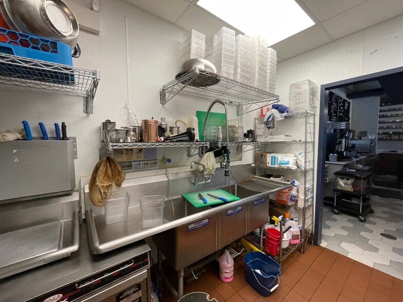 More Photos Of 7555 N California Ave, Chicago Fast Food For Sale