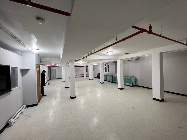 More Photos Of 9021 160th St, Jamaica Storefront Retail Office For Lease