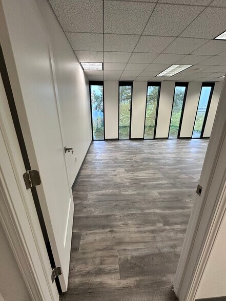 More Photos Of 730 Holiday Dr, Pittsburgh Office For Lease