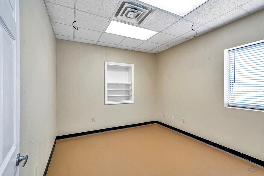 More Photos Of 1010 S Meadow Ave, Odessa Warehouse For Sale