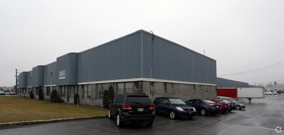 More Photos Of 3460-3464 Av Francis-Hughes, Laval Warehouse For Lease