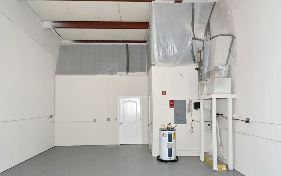 More Photos Of 4515-4521 Northgate Ct, Sarasota Warehouse For Sale