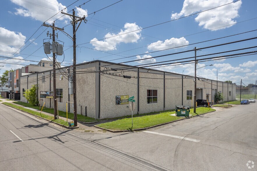 More Photos Of 1005 Ennis St, Houston Showroom For Lease