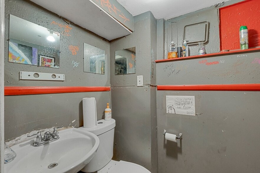 More Photos Of 2112 N Charles St, Baltimore Office For Sale